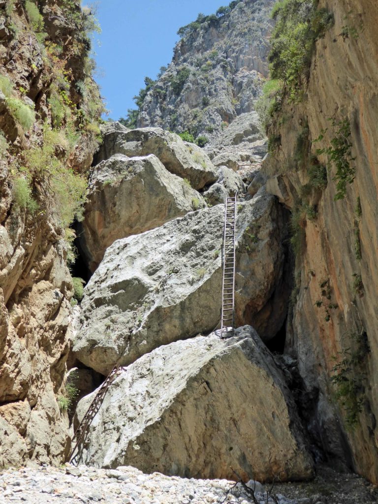 The iron ladders to descend the Aradhena